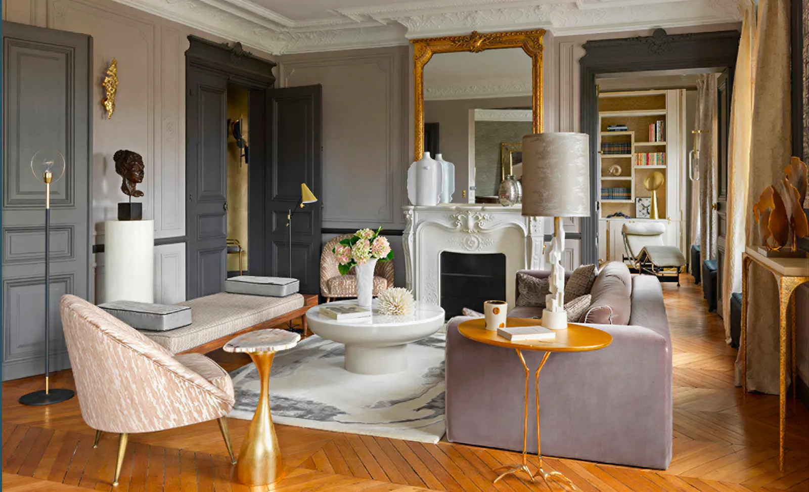 appartement-haussmannien-paris-salon-cheminee-parquet Salon d’un appartement haussmannien à Paris avec cheminée en marbre, miroir doré, moulures et parquet en point de Hongrie