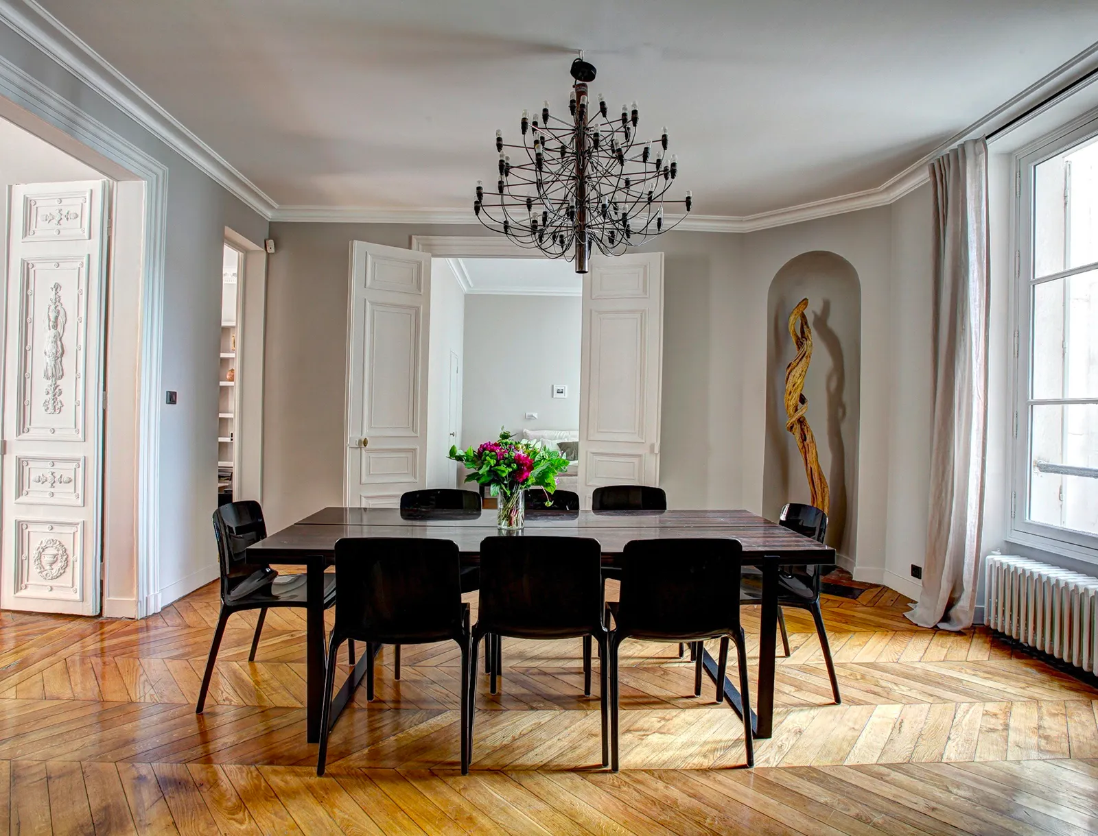 chasseur-immobilier-paris-appartement-haussmannien-salle-a-manger Appartement haussmannien à Paris trouvé par un chasseur immobilier, avec parquet, moulures et grandes fenêtres